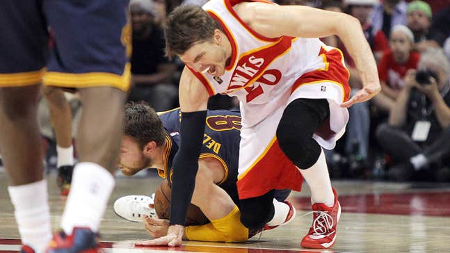 Hawks' Korver to miss rest of playoffs with sprained ankle